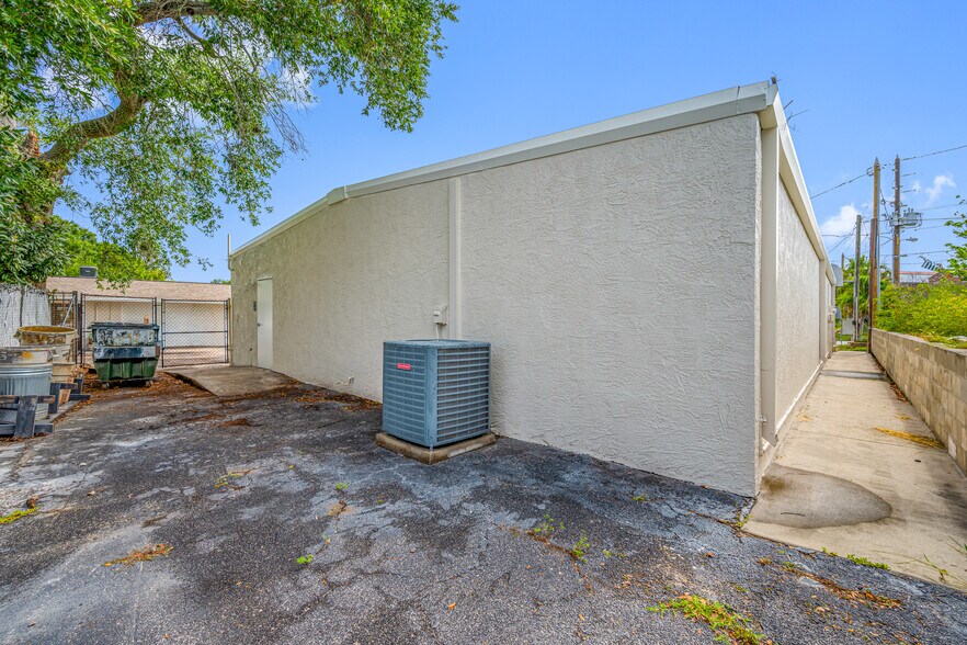 More Photos Of 1230 Lady Marion Ln, Dunedin Flex For Lease
