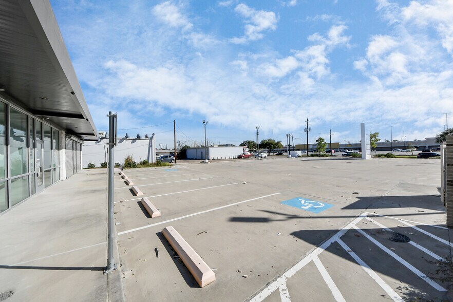 More Photos Of 4430 W Fuqua St, Houston Storefront For Lease