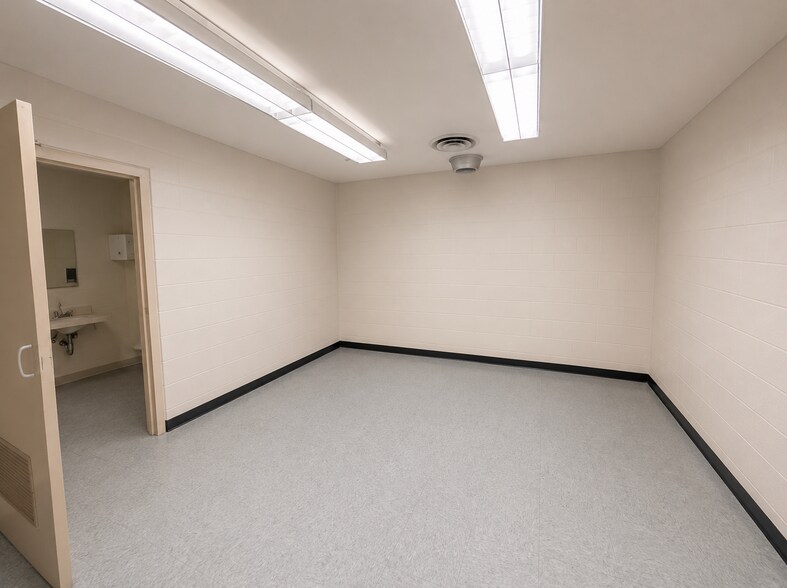 More Photos Of 1700 Shaw Ave, Cleveland Flex For Lease