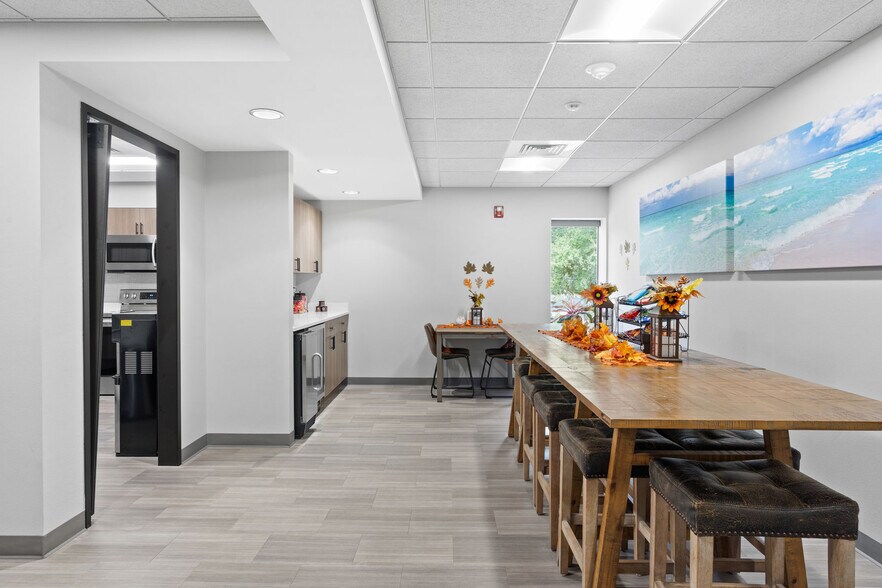 More Photos Of 313-315 Edge Ave, Valparaiso Office For Sale