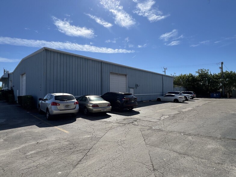 More Photos Of 720 W McNab Rd, Fort Lauderdale Manufacturing For Lease