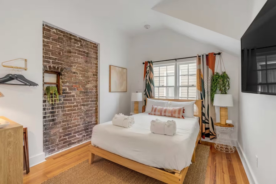 More Photos Of 140 Spring St, Charleston Hospitality For Sale