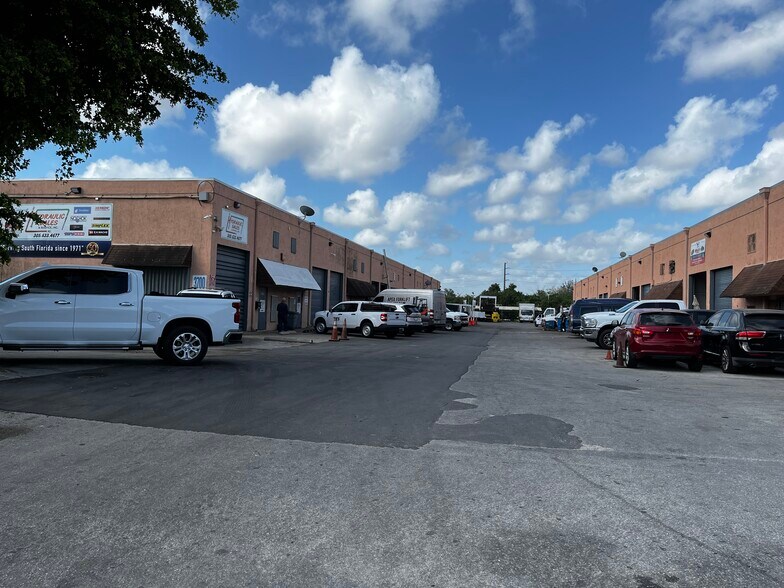 More Photos Of 3700 NW South River Dr, Miami Warehouse For Lease