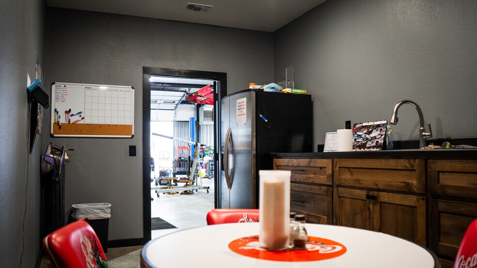 More Photos Of 1885 17th NE st, Paris General Retail For Sale