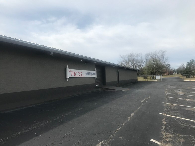 More Photos Of 108 E Southport, Dothan Light Distribution For Sale