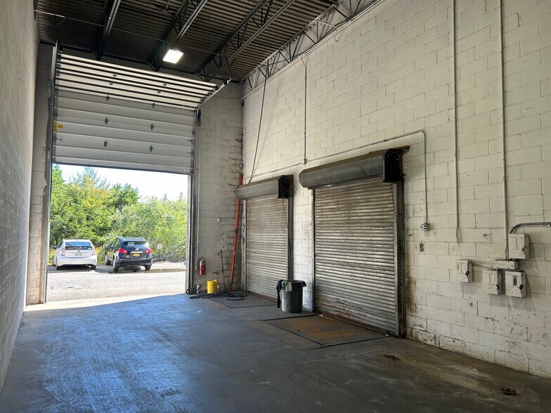 More Photos Of 445 Sills Rd, Yaphank Warehouse For Lease