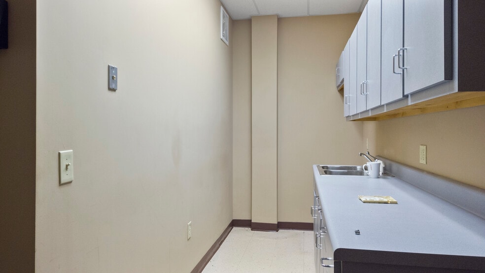 More Photos Of 110 Holiday Dr, Macon-Bibb Medical For Sale