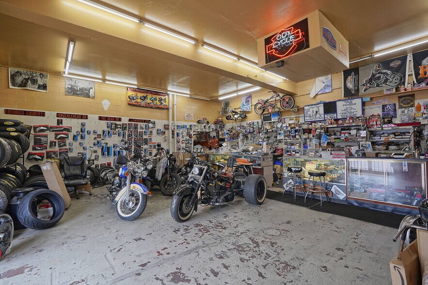 More Photos Of 140 S River St, Franklin Storefront For Sale