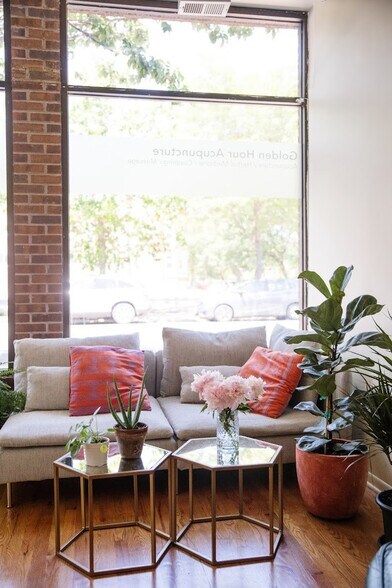 More Photos Of 1333-1343 W Devon Ave, Chicago Storefront Retail Office For Lease