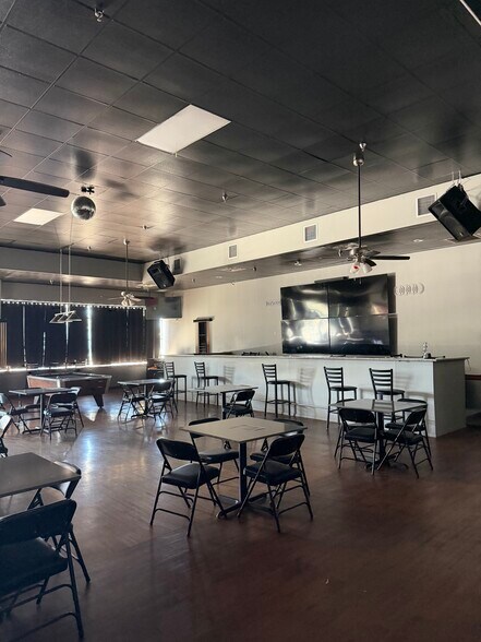 More Photos Of 140 Collins Rd, Richmond Storefront For Lease