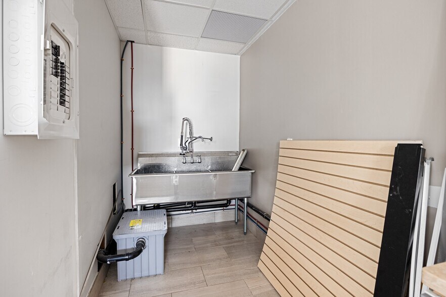 More Photos Of 33 Oak St E, Leamington Convenience Store For Sale