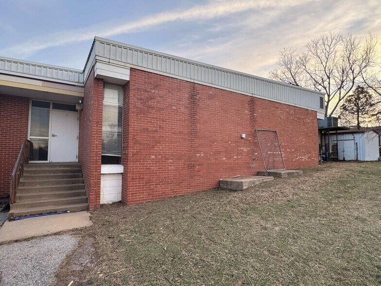 More Photos Of 1810 E Broadway Ave, Enid Flex For Sale