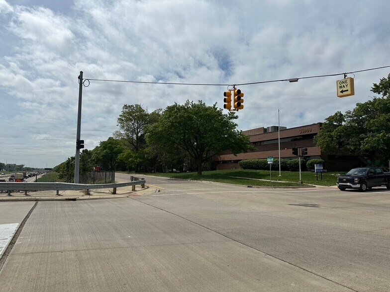 More Photos Of 33900 Schoolcraft Rd, Livonia Serviced Offices For Lease