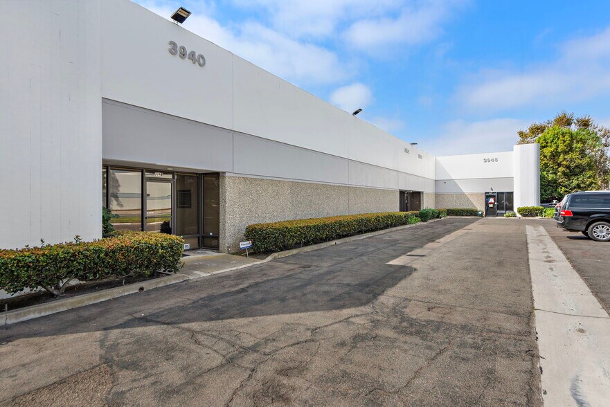 More Photos Of 3940-3946 W Segerstrom Ave, Santa Ana Warehouse For Lease