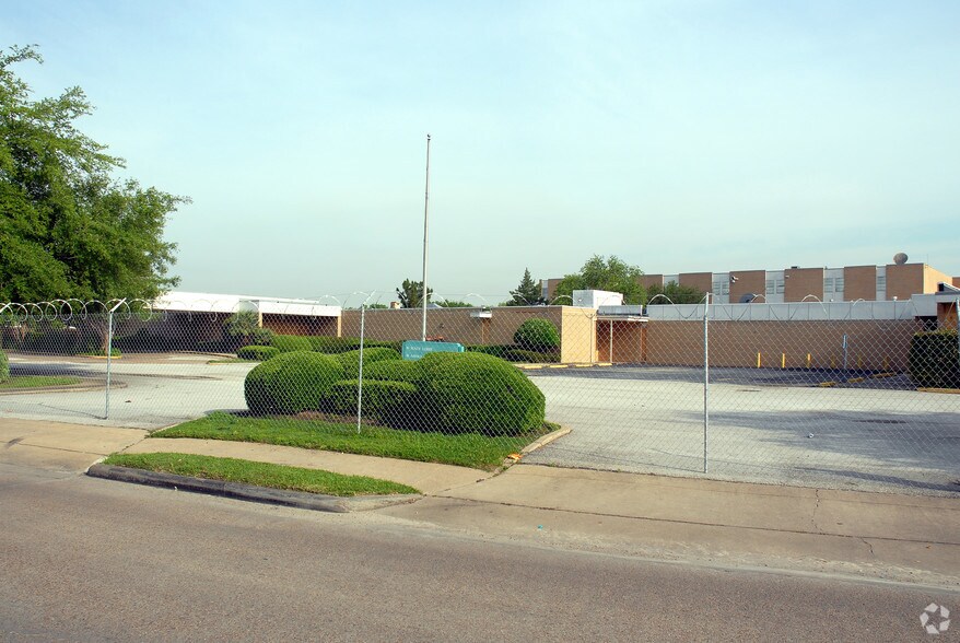 More Photos Of 5556 Gasmer Dr, Houston Rehabilitation Center For Lease