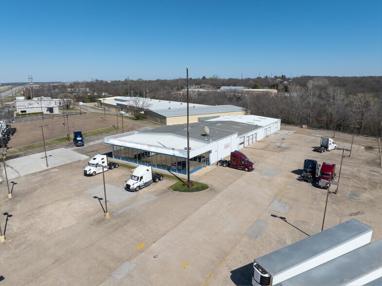 More Photos Of 8201 State Highway 66, Tulsa Showroom For Sale
