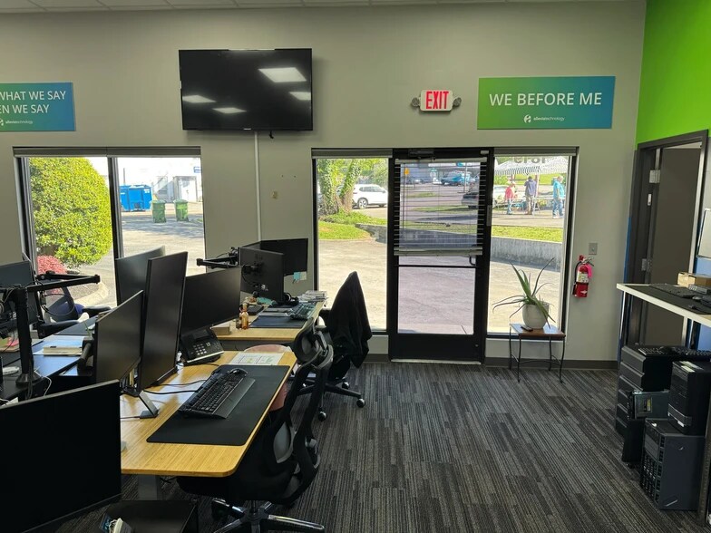 More Photos Of 1819 E Broadway Ave, Maryville Bank For Sale