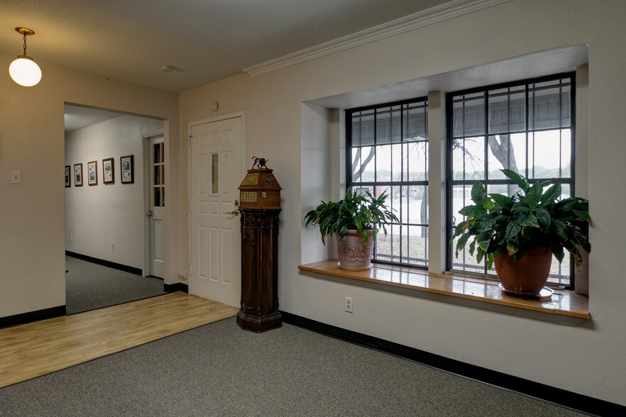 More Photos Of 8411 N Interstate 35, Austin Office For Lease