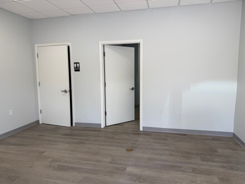 More Photos Of 11729 Uradco Pl, San Antonio Warehouse For Lease