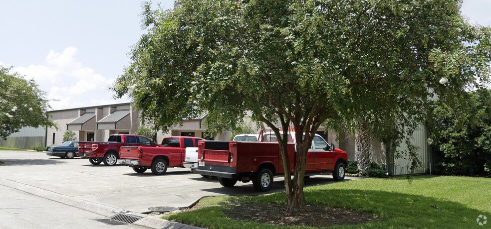 More Photos Of 200-210 Pailet Dr, Harvey Flex For Lease