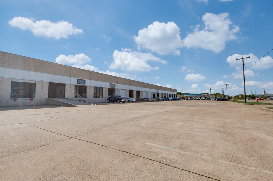 More Photos Of 1922-1938 N Great Southwest Pky, Grand Prairie Distribution For Lease
