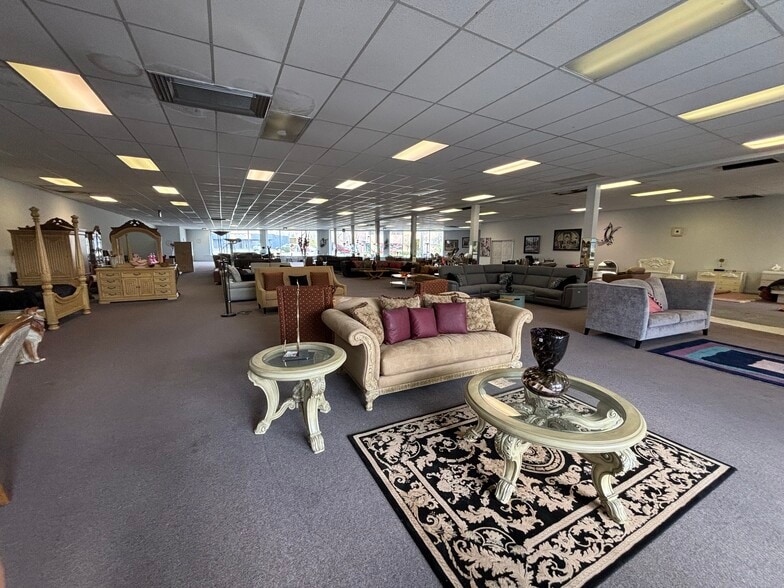 More Photos Of 32315 Grand River Ave, Farmington Freestanding For Lease