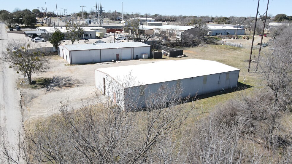 More Photos Of 115-127 Samuel Dr, Weatherford Warehouse For Sale