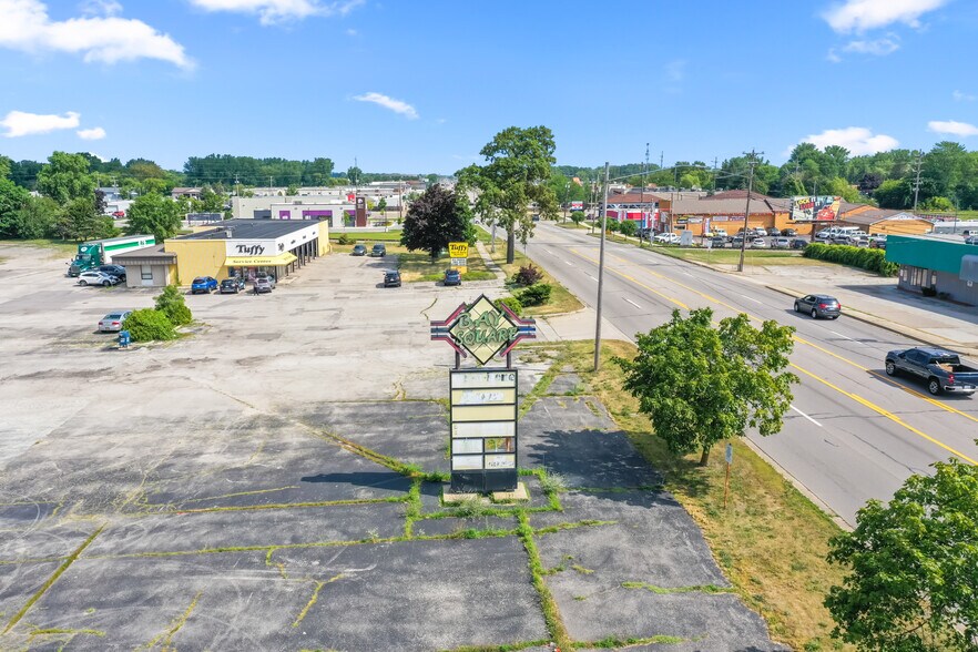 More Photos Of 2865-2885 Bay Rd, Saginaw Freestanding For Sale