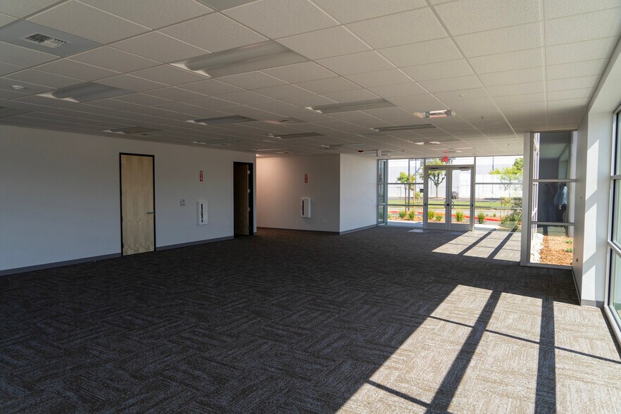 More Photos Of 3225 Venture Dr, Lincoln Distribution For Lease
