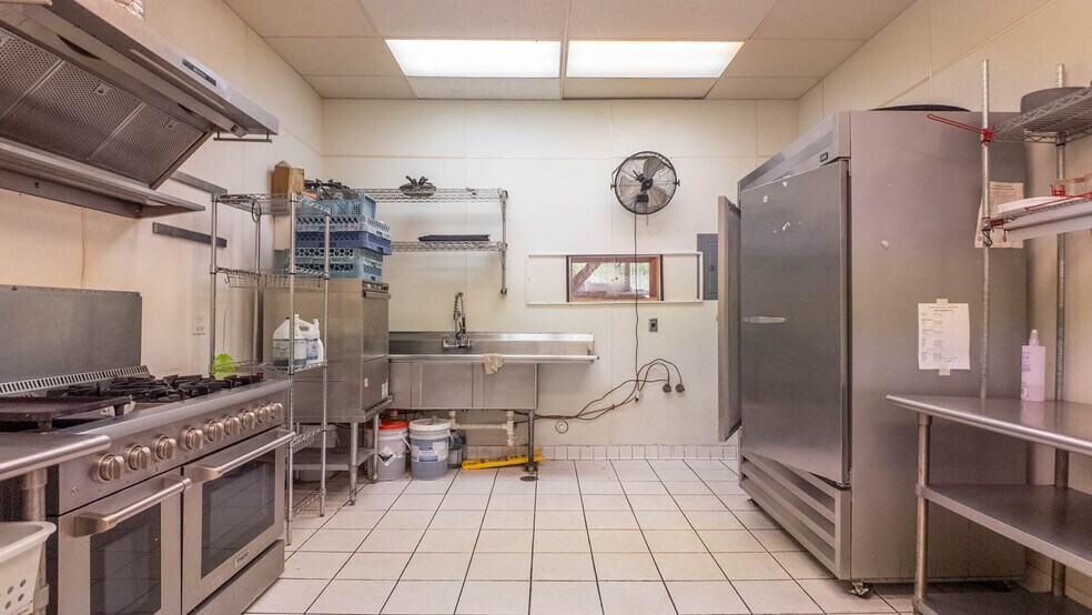 More Photos Of 746 US-63 Hwy, Mammoth Spring General Retail For Sale