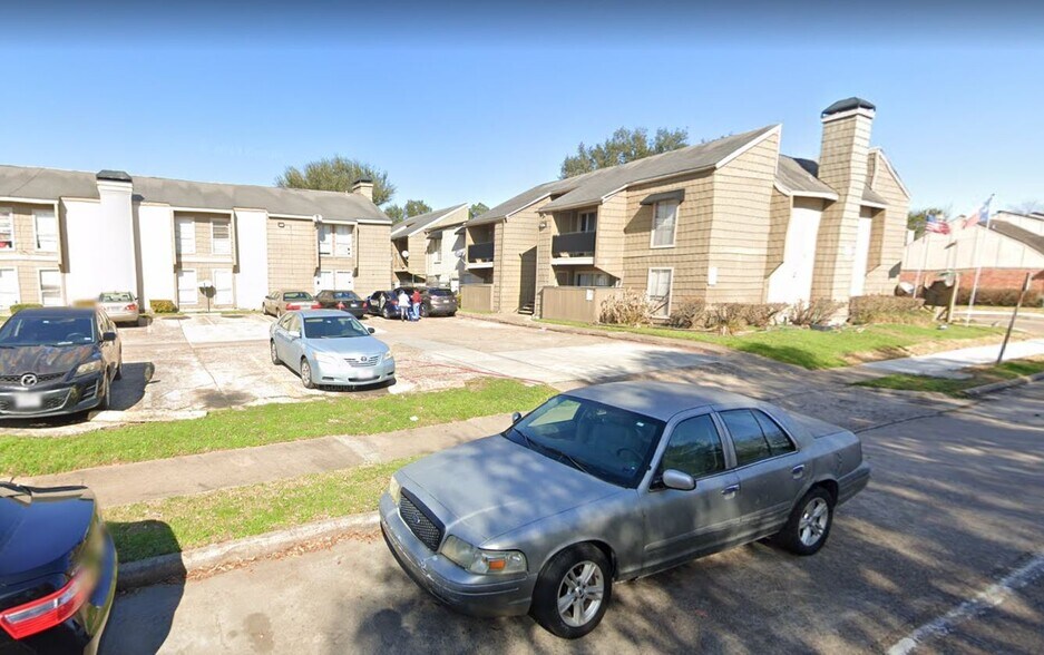 More Photos Of 7900 Creekbend Dr, Houston Apartments For Sale