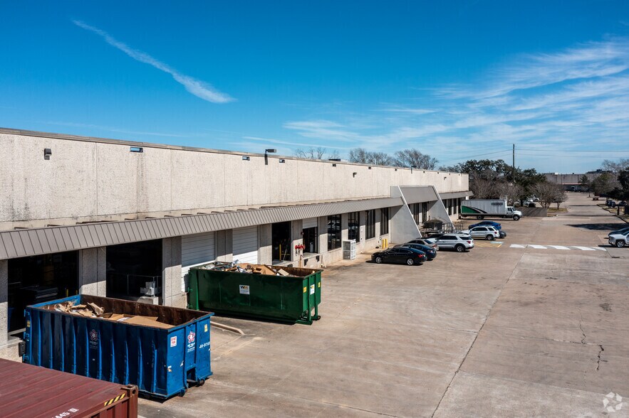 More Photos Of 1325 S Creek Dr, Houston Warehouse For Lease