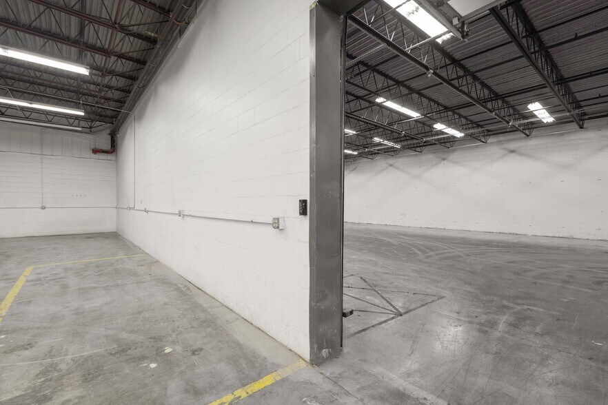 More Photos Of 7878 Gull Rd, Richland Warehouse For Lease