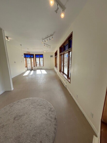 More Photos Of 118 Rue Principale E, Sainte-agathe-des-monts Office For Lease