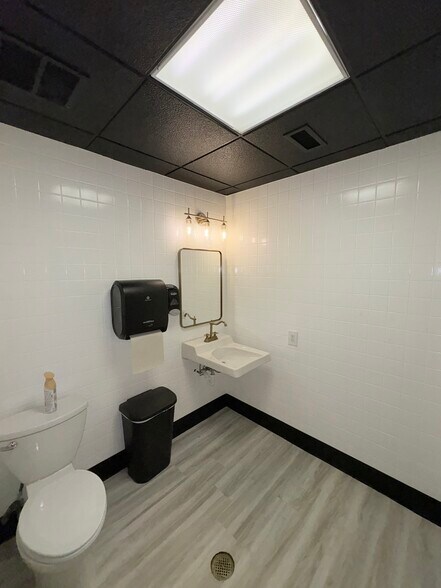 More Photos Of 1772 General Booth Blvd, Virginia Beach Flex For Lease