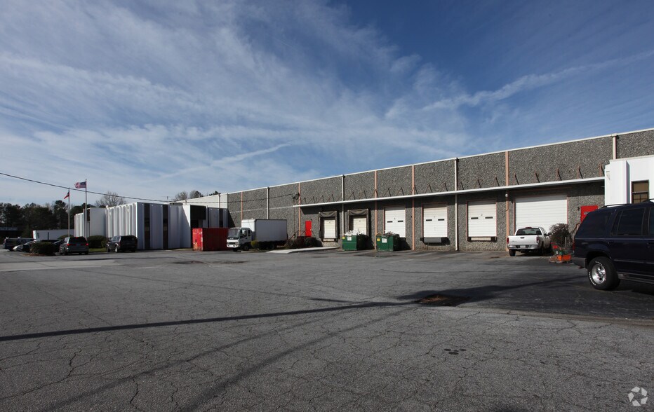 More Photos Of 5665 New Peachtree Rd, Chamblee Warehouse For Lease