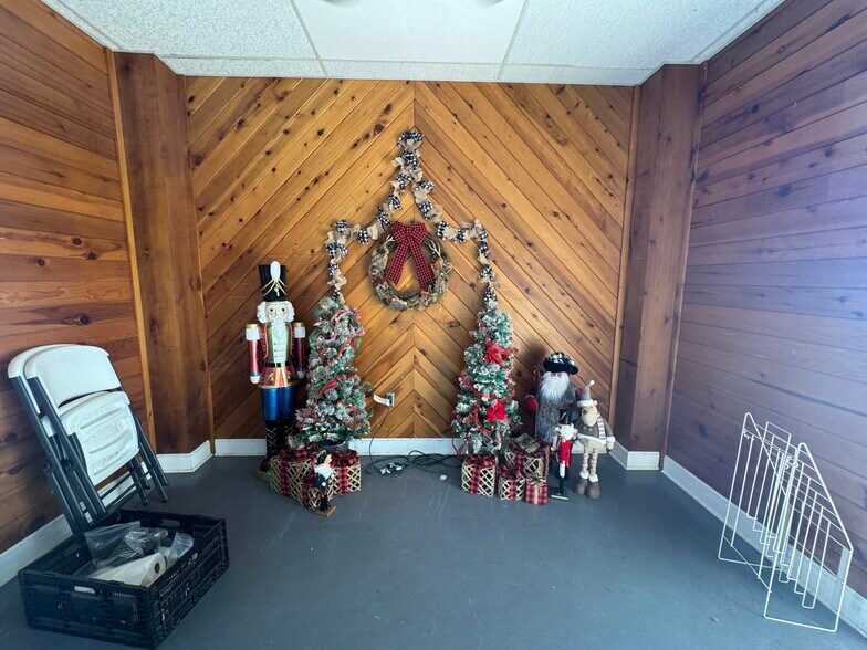 More Photos Of 990 N Daleville Ave, Daleville Warehouse For Sale