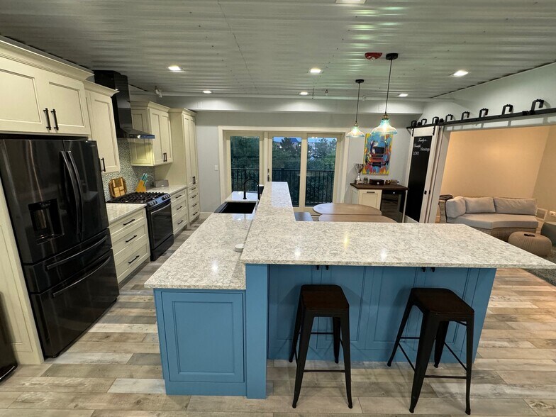 More Photos Of 2108-2260 Ferry Rd, Naperville Showroom For Sale