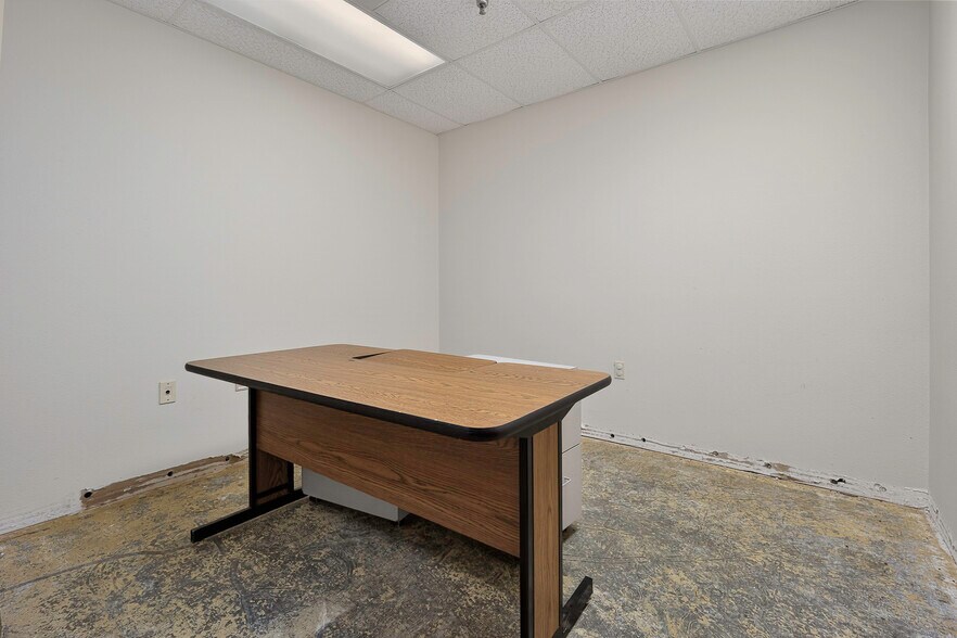 More Photos Of 1400 N Kennedy Ave, Shawnee Office For Sale