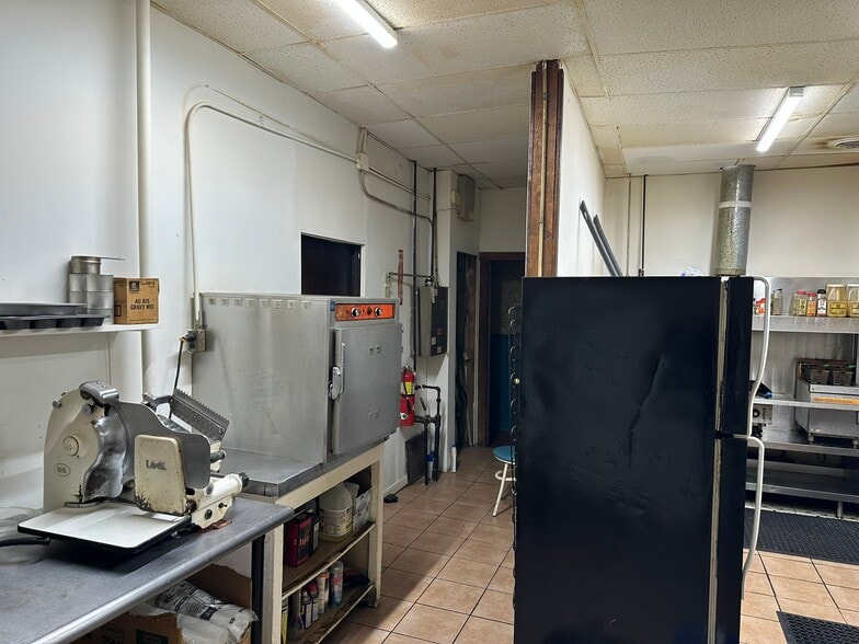 More Photos Of 4 Davis St, Hamlet Restaurant For Sale