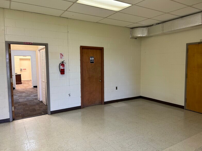 More Photos Of 1915 Snapps Ferry Rd, Greeneville Warehouse For Lease