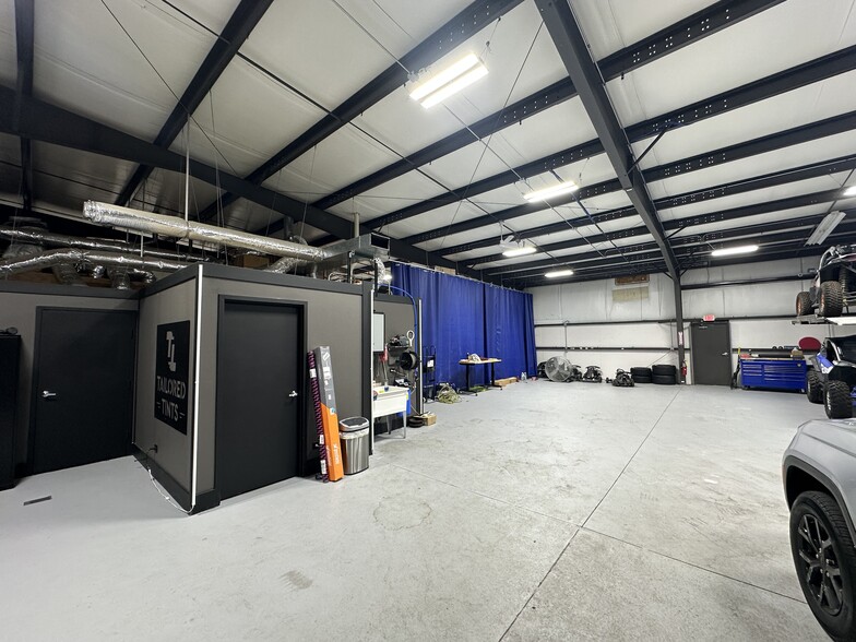 More Photos Of 1717-1721 Oak Dr, Mchenry Manufacturing For Sale