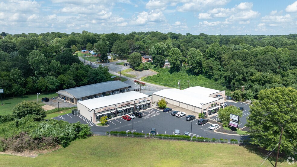 More Photos Of 940 US Highway 70 SW, Hickory Storefront For Lease