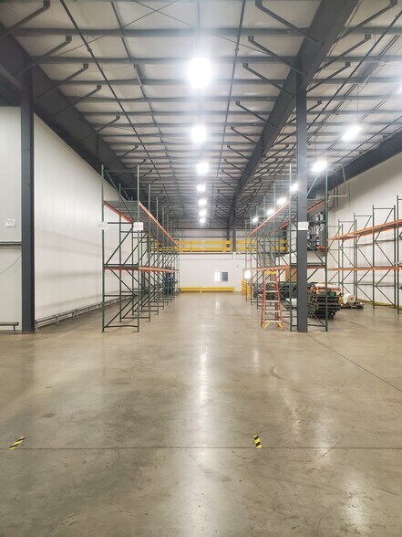 More Photos Of 15 Burton Dr, Cheshire Distribution For Lease