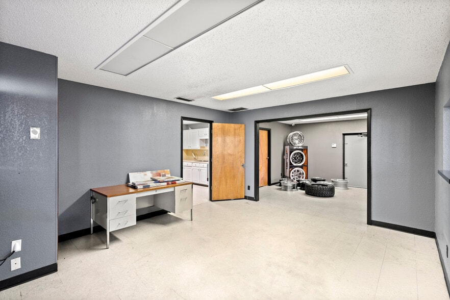 More Photos Of 502 N State Highway 342, Red Oak Industrial For Sale