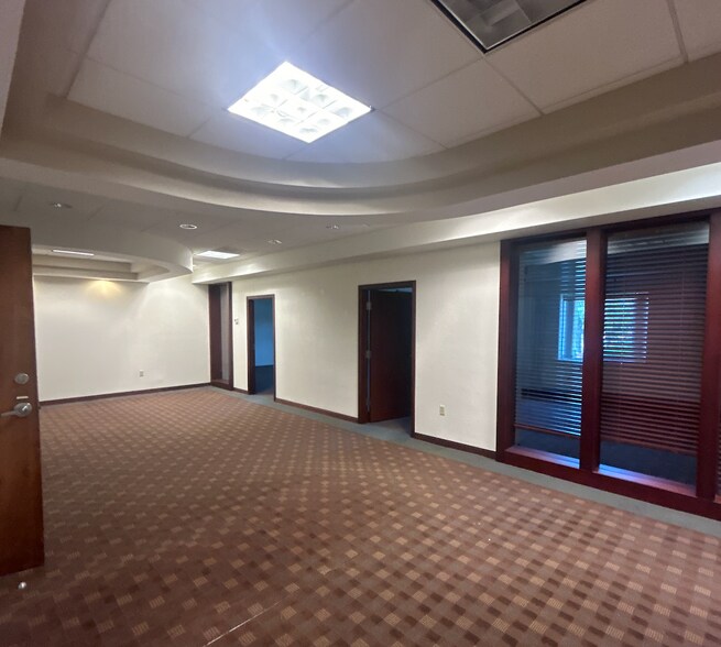 More Photos Of 100 N Bay St, Eustis Office For Lease