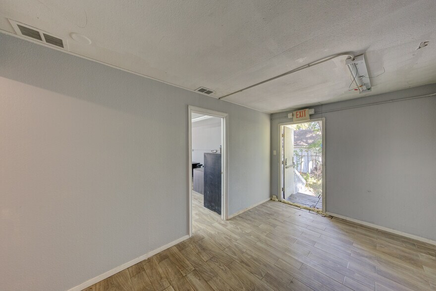 More Photos Of 8002-8004 Homestead, Houston Freestanding For Sale