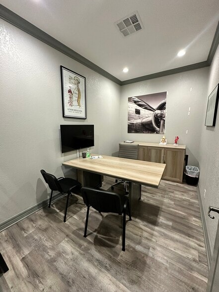 More Photos Of 2018 Broadway St, Pearland Office For Lease