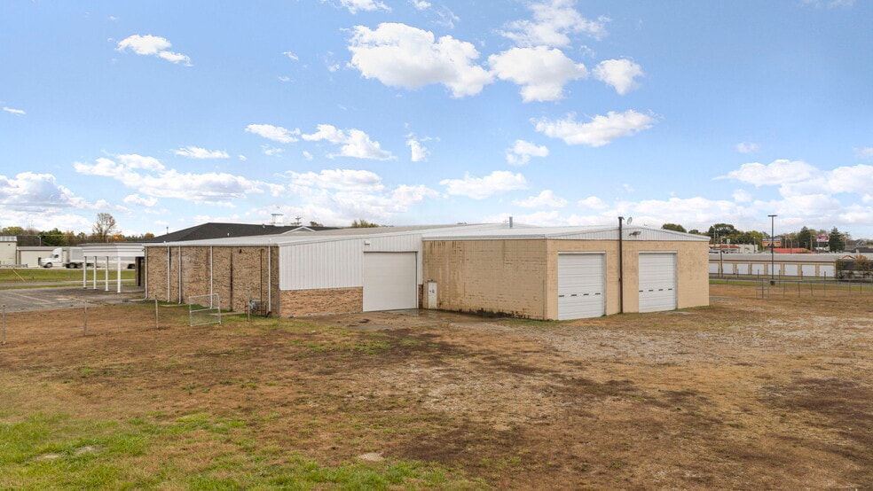 More Photos Of 302 E Happy Valley St, Cave City Light Distribution For Sale