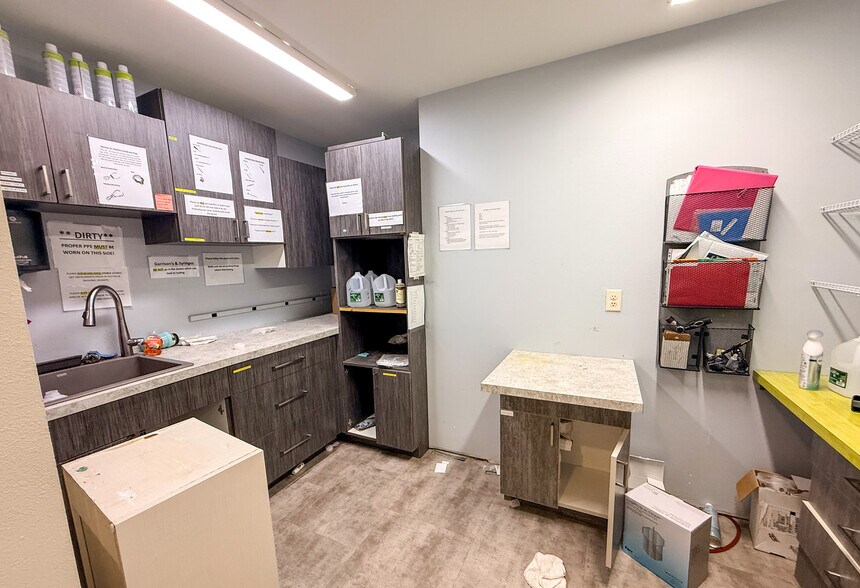More Photos Of 1711 E 10th St, Sioux Falls Office For Sale